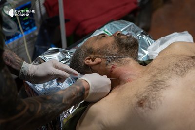 Поранений військовий у стабілізаційному пункті Поранений військовий у стабілізаційному пункті