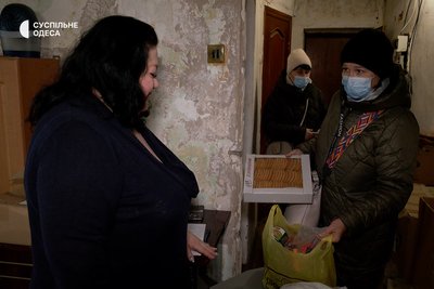 В Одесі волонтерка облаштувала штаб допомоги переселенцям у власній квартирі В Одесі волонтерка облаштувала штаб допомоги переселенцям у власній квартирі