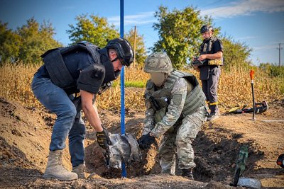На Кіровоградщині піротехніки та вибухотехніки дістали ракету Х-59 із бойовою частиною, яка не здетонувала