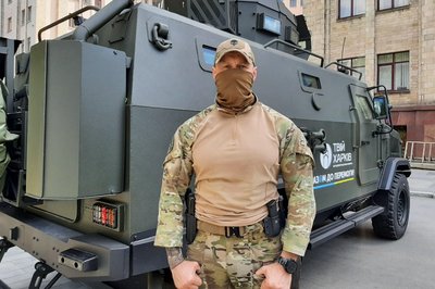 Має захист від мін та оснащений великокаліберним кулеметом: спецпризначенці Харківщини отримали бронетранспортер "Козак" Має захист від мін та оснащений великокаліберним кулеметом: спецпризначенці Харківщини отримали бронетранспортер "Козак"