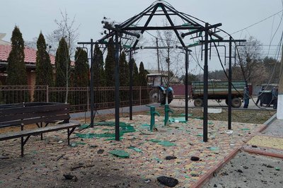 Пошкоджені школи, дитсадок та приватний будинок: росіяни атакували Київщину