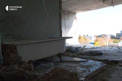 68 родин повернулись: як живуть у зруйнованій ракетами багатоповерхівці на Одещині 68 родин повернулись: як живуть у зруйнованій ракетами багатоповерхівці на Одещині