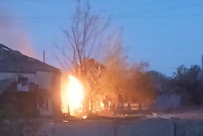 Пожежа у будинку після влучання дрона у Золочеві Пожежа у будинку після влучання дрона у Золочеві