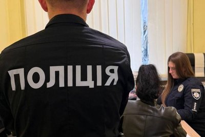 Поліцейські та 45-річна інженерка, яку підозрюють у забрудненні довкілля Поліцейські та 45-річна інженерка, яку підозрюють у забрудненні довкілля