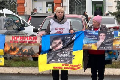 "Ми не здаємось": у Подільську родини безвісти зниклих щонеділі нагадують про своїх захисників "Ми не здаємось": у Подільську родини безвісти зниклих щонеділі нагадують про своїх захисників
