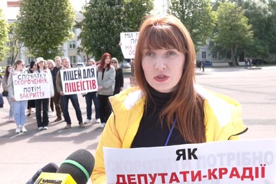 У Хмельницькому пів сотні людей протестували проти скорочення обласного ліцею У Хмельницькому пів сотні людей протестували проти скорочення обласного ліцею