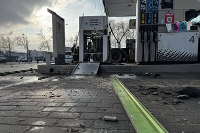 "Б'ють туди, де багато транспорту". У Сумах дрон влучив у автозаправку