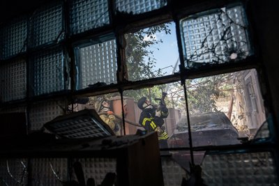 Рятувальники гасять пожежу в будинку, зруйнованому внаслідок обстрілу у Херсоні