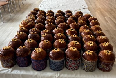 Десятки тисяч булок на фронт спекли при УГЦК на Рівненщині Десятки тисяч булок на фронт спекли при УГЦК на Рівненщині