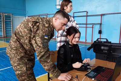 Нацгвардійці провели для учнів хмельницького ліцею №2 урок із захисту Вітчизни Нацгвардійці провели для учнів хмельницького ліцею №2 урок із захисту Вітчизни