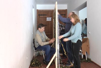 "Сєвєродонецькі павучки": волонтери-переселенці в Ужгороді плетуть маскувальні сітки на фронт "Сєвєродонецькі павучки": волонтери-переселенці в Ужгороді плетуть маскувальні сітки на фронт