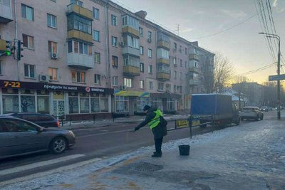 Ожеледиця у Житомирі: скільки комунальників та працівників керівних компанії долали наслідки негоди Ожеледиця у Житомирі: скільки комунальників та працівників керівних компанії долали наслідки негоди