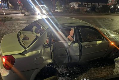 У Житомирі водій Chevrolet в'їхав в електроопору: 37-річна жінка та 5-річна дитина у реанімації