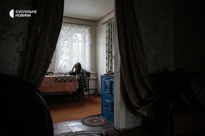 Мати загиблого бійця Любов Григорівна у себе вдома у Підвисокому на Харківщині, квітень 2023 року