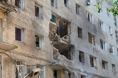 Багатоповерхівка, в яку влучив російський "Шахед", Ізюм, 19 липня 2026 року Багатоповерхівка, в яку влучив російський "Шахед", Ізюм, 19 липня 2026 року