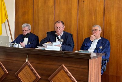 У Житомирі мали заслухати потерпілих у справі про вимагання, вбивство і викрадання людей обвинуваченими із Коростишева У Житомирі мали заслухати потерпілих у справі про вимагання, вбивство і викрадання людей обвинуваченими із Коростишева