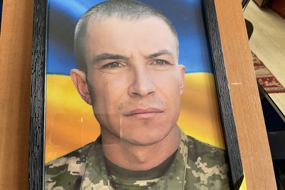 Воював у складі третьої штурмової бригади на Донеччині. В останню путь провели херсонця Миколу Кречко