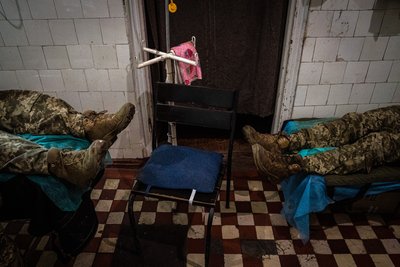 Поранені українські військові отримують медичну допомогу у стабпункті