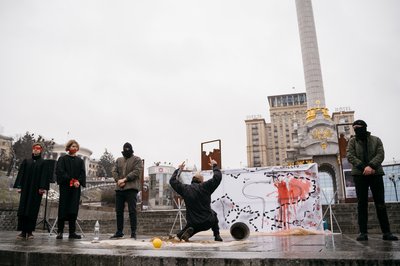 У Києві організували перформанс, присвячений 10-м роковинам російсько-української війни У Києві організували перформанс, присвячений 10-м роковинам російсько-української війни