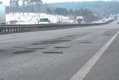 Після зими — суцільні вибоїни: на трасі Київ — Чоп поблизу Коростишева розпочали ремонт дороги Після зими — суцільні вибоїни: на трасі Київ — Чоп поблизу Коростишева розпочали ремонт дороги
