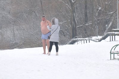 "Треба відчувати воду": як моржують у Луцьку і що кажуть лікарі "Треба відчувати воду": як моржують у Луцьку і що кажуть лікарі