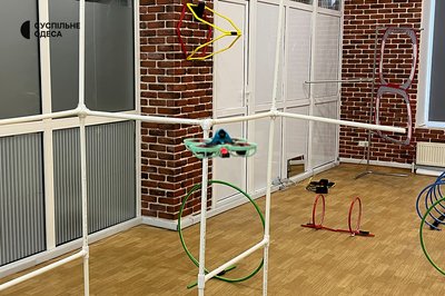 Симулятори та смуги перешкод: як в Одесі вчать керувати FPV-дронами Симулятори та смуги перешкод: як в Одесі вчать керувати FPV-дронами