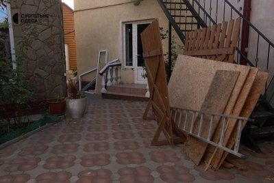Родина з п'ятьма дітьми відновлює будинок в Дачному на Одещині після ракетного удару Родина з п'ятьма дітьми відновлює будинок в Дачному на Одещині після ракетного удару
