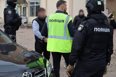 Вимагали неіснуючий борг у дружини військовослужбовця: на Житомирщині затримали і взяли під варту двох чоловіків Вимагали неіснуючий борг у дружини військовослужбовця: на Житомирщині затримали і взяли під варту двох чоловіків