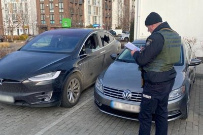 Пошкоджені легкові автомобілі та вікна в будинку: наслідки російської атаки Київщини Пошкоджені легкові автомобілі та вікна в будинку: наслідки російської атаки Київщини