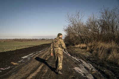 Артилерист іде на бойову позиції біля Авдіївки