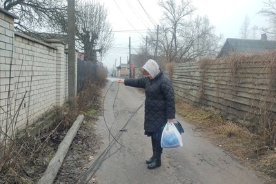 Обірвані дроти та повалені стовпи на вулиці Житомира — ремонтні бригади не приїжджають більше місяця Обірвані дроти та повалені стовпи на вулиці Житомира — ремонтні бригади не приїжджають більше місяця