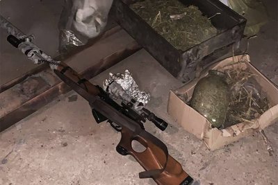 Незаконно зберігав зброю та канабіс — на Житомирщині оголосили підозру місцевому жителю Незаконно зберігав зброю та канабіс — на Житомирщині оголосили підозру місцевому жителю