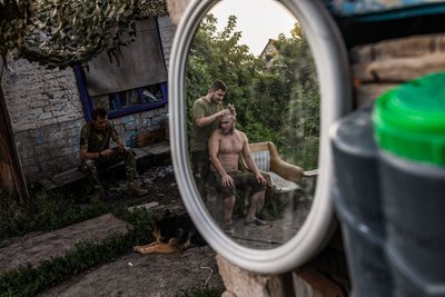 Військові відпочивають на позиції за лінією фронту на Донеччині