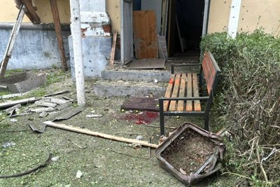 Кров біля будівлі пожежно-рятувальної частини у Богодухові після влучання російського безпілотника Кров біля будівлі пожежно-рятувальної частини у Богодухові після влучання російського безпілотника