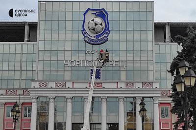 На фасаді одеського стадіону "Чорноморець" змінюють назву На фасаді одеського стадіону "Чорноморець" змінюють назву