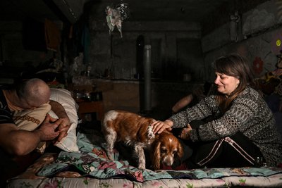 Місцеві жителі ховаються від обстрілів у підвалі у місті Часів Яр поблизу Бахмуту, 5 березня 2023 року