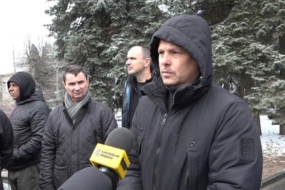 На Житомирщині під час мітингу гендиректора лікарні кинули у сміттєвий бак На Житомирщині під час мітингу гендиректора лікарні кинули у сміттєвий бак