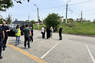 Росіяни поцілили безпілотником неподалік від автобусної зупинки у Харкові: що відомо Росіяни поцілили безпілотником неподалік від автобусної зупинки у Харкові: що відомо