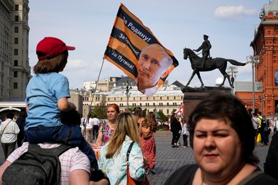 Прокремлівський активіст тримає прапор із зображенням Путіна у Москві