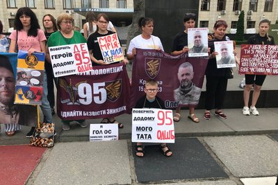 Пам'ятаємо про теракт в Оленівці — в Житомирі провели акцію на підтримку військовополонених та зниклих безвісти Пам'ятаємо про теракт в Оленівці — в Житомирі провели акцію на підтримку військовополонених та зниклих безвісти