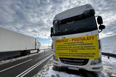 Вимоги польських страйкарів на вантажівці у ПП "Хребене", 30 листопада 2023 рік Вимоги польських страйкарів на вантажівці у ПП "Хребене", 30 листопада 2023 рік