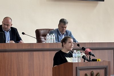 Учні, батьки та викладачі Бердичівського спортліцею виходили на протест під стіни Житомирської облради Учні, батьки та викладачі Бердичівського спортліцею виходили на протест під стіни Житомирської облради