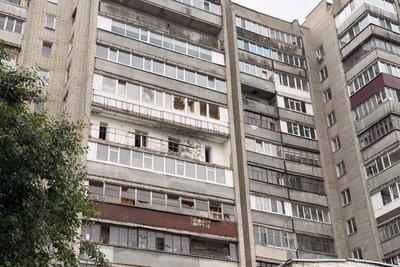У Сумах БпЛА влучив у багатоповерхівку: серед поранених дитина У Сумах БпЛА влучив у багатоповерхівку: серед поранених дитина