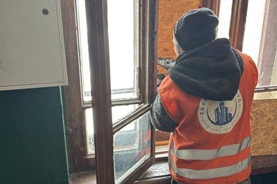 Працівник комунального підприємства закриває OSB-плитою пошкоджене через російську атаку вікно у Слобідському районі Харкова Працівник комунального підприємства закриває OSB-плитою пошкоджене через російську атаку вікно у Слобідському районі Харкова