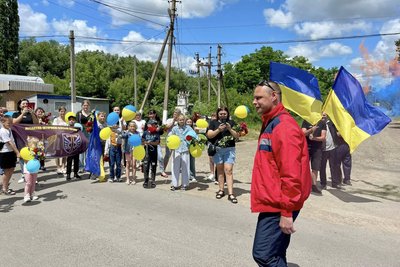 У селі на Вінниччині зустріли звільненого з полону Олександра Геращенка У селі на Вінниччині зустріли звільненого з полону Олександра Геращенка