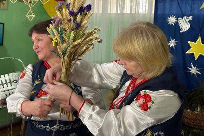 "Символ Рідзва" — у громаді на Житомирщині ліцеїстів навчали плести солом'яні дідухи "Символ Рідзва" — у громаді на Житомирщині ліцеїстів навчали плести солом'яні дідухи
