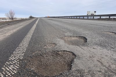 Після зими — суцільні вибоїни: на трасі Київ — Чоп поблизу Коростишева розпочали ремонт дорожнього покриття Після зими — суцільні вибоїни: на трасі Київ — Чоп поблизу Коростишева розпочали ремонт дорожнього покриття