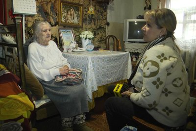 Подушки-килимки та теплі речі для воїнів — як 100-річна волонтерка із Житомирщини допомагає ЗСУ Подушки-килимки та теплі речі для воїнів — як 100-річна волонтерка із Житомирщини допомагає ЗСУ