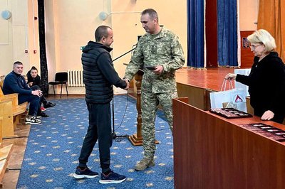 "В автобусі почули: "Мордой в пол!". Думаємо: "То, певне, представники Червоного Хреста" — морпіх про оборону Маріуполя "В автобусі почули: "Мордой в пол!". Думаємо: "То, певне, представники Червоного Хреста" — морпіх про оборону Маріуполя