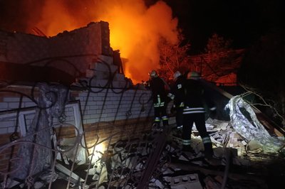 рятувальники гасять пожежу у золочеві рятувальники гасять пожежу у золочеві